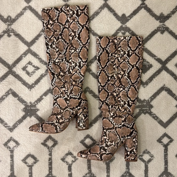 NWOT Lulus Knee High Tan Snake Boots Sz 5 - Picture 3 of 5